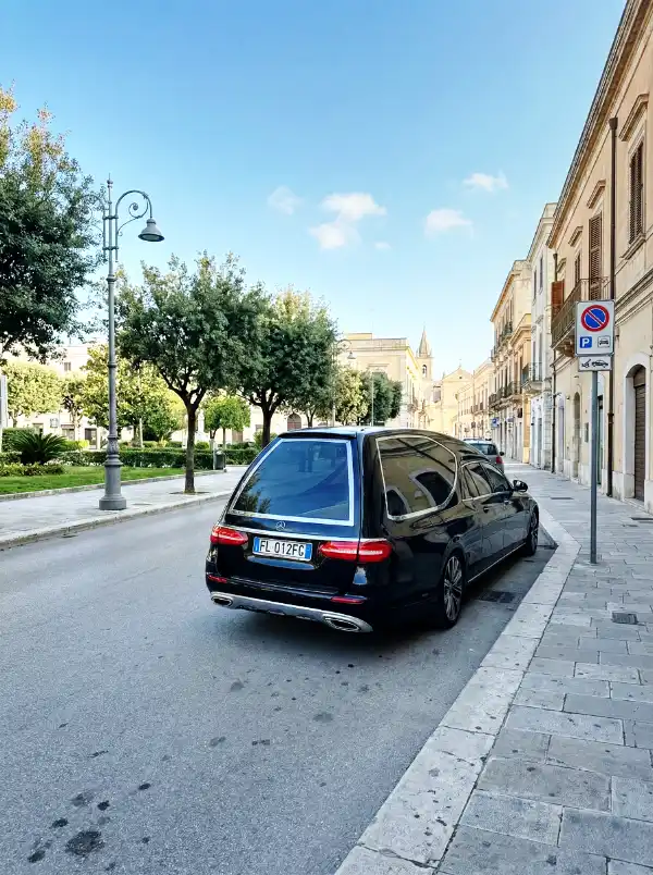 Carro funebre per trasporti funebri a Lizzano in provincia di Taranto